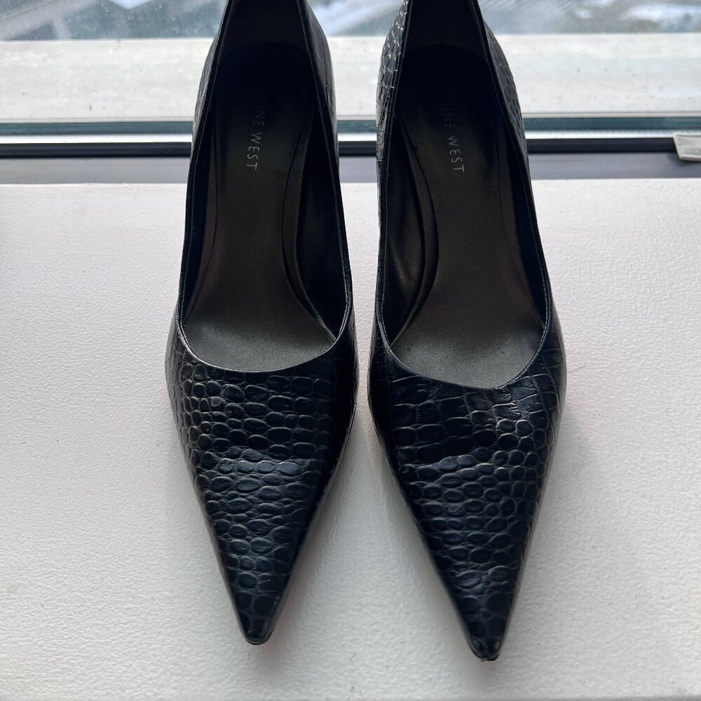 Nine West, emobossed leather pump / heel